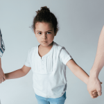 С кем остаются дети после развода родителей: как определить порядок общения и место проживания