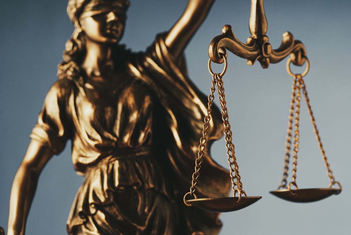 figure of justice holding the scales of justice Как оформить развод через МФЦ по обоюдному согласию и без мужа