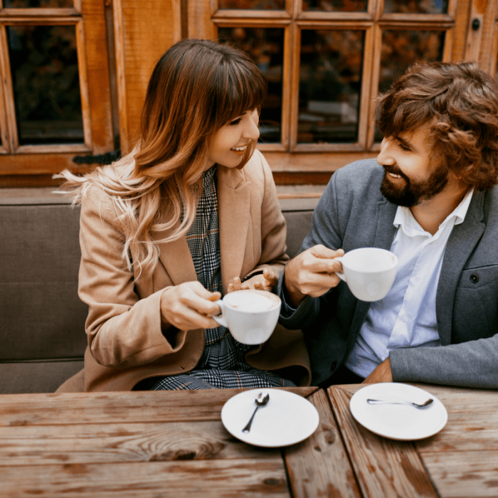 Пара пьет кофе и общается