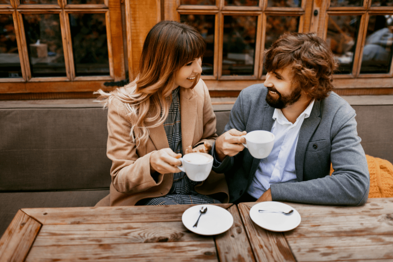 Пара пьет кофе и общается